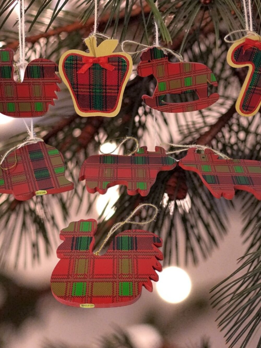 vintage set of 8 wooden plaid red/green christmas tree ornaments